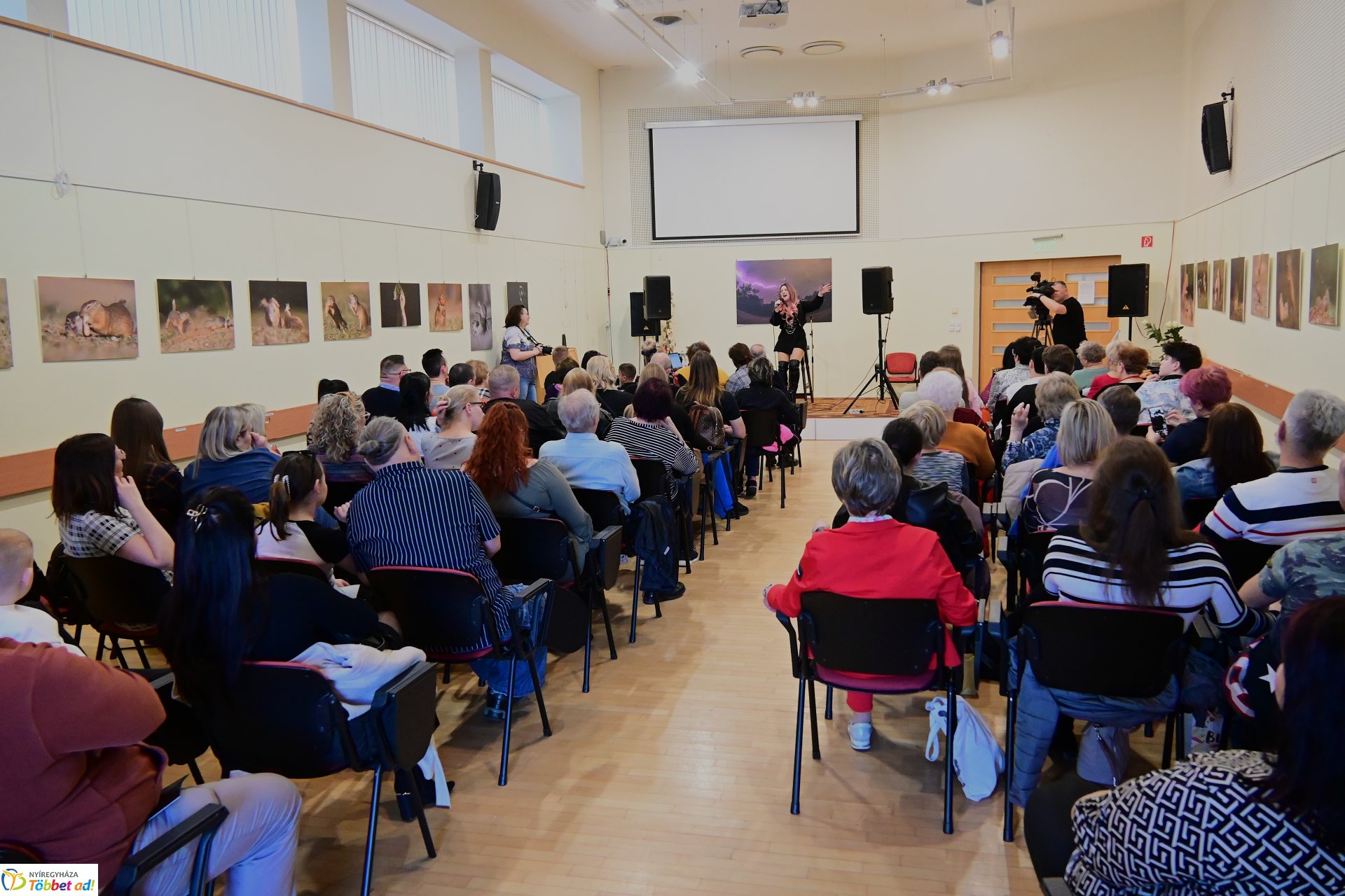 Szakos Andi mini koncert a könyvtárban