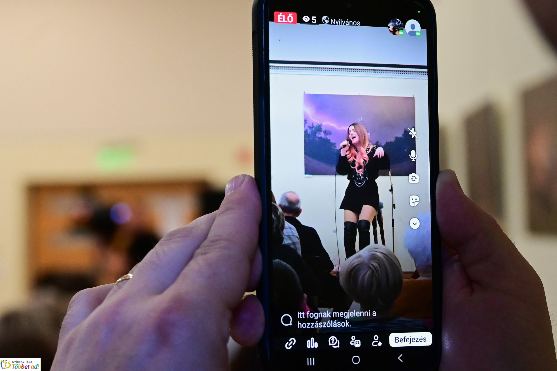 Szakos Andi mini koncert a könyvtárban