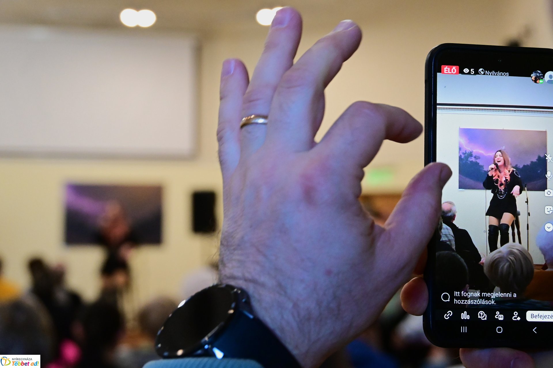 Szakos Andi mini koncert a könyvtárban