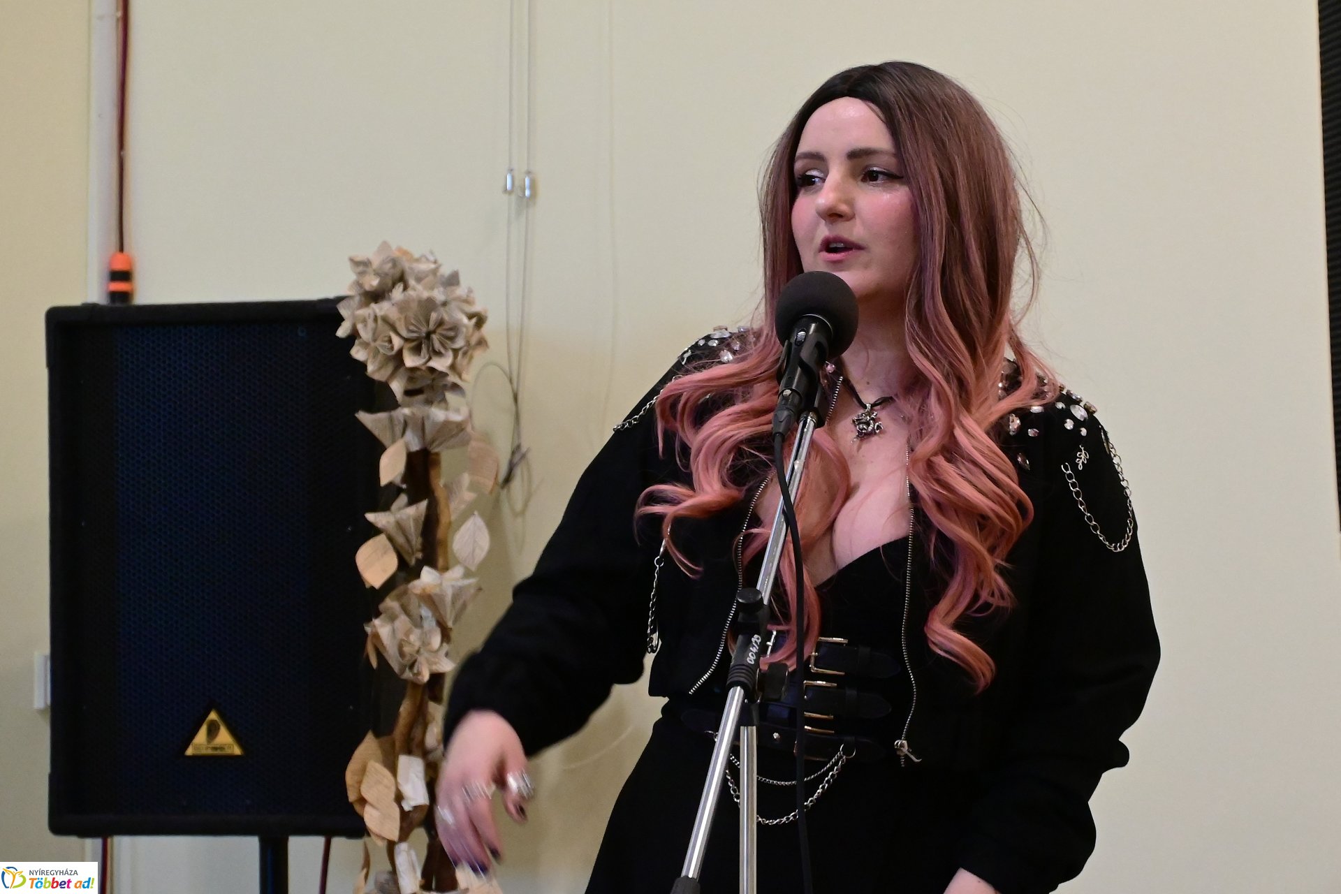 Szakos Andi mini koncert a könyvtárban