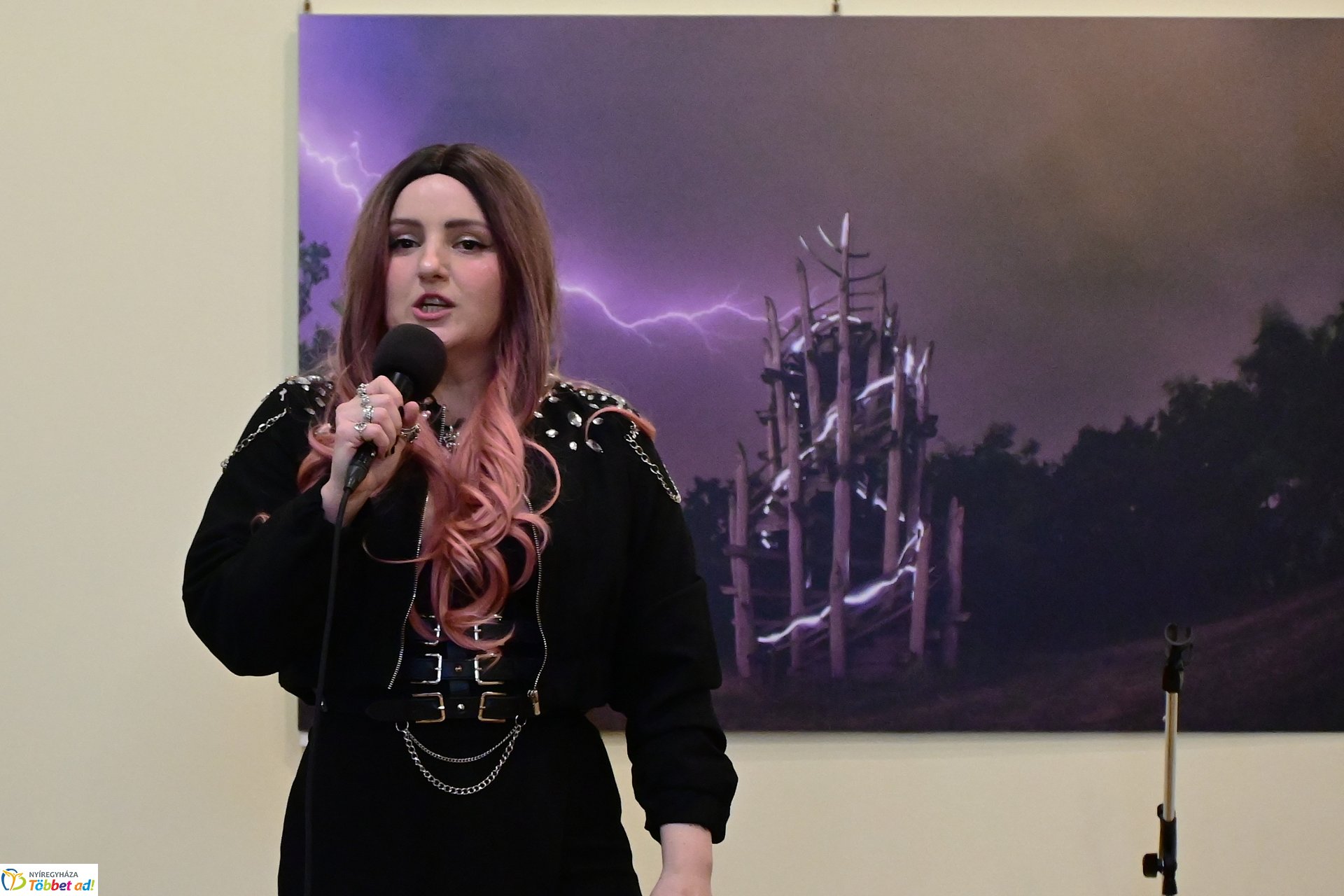 Szakos Andi mini koncert a könyvtárban