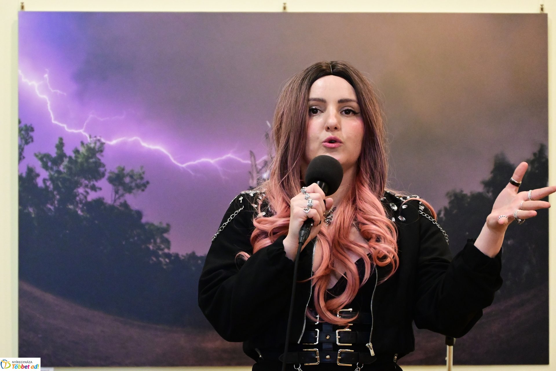 Szakos Andi mini koncert a könyvtárban