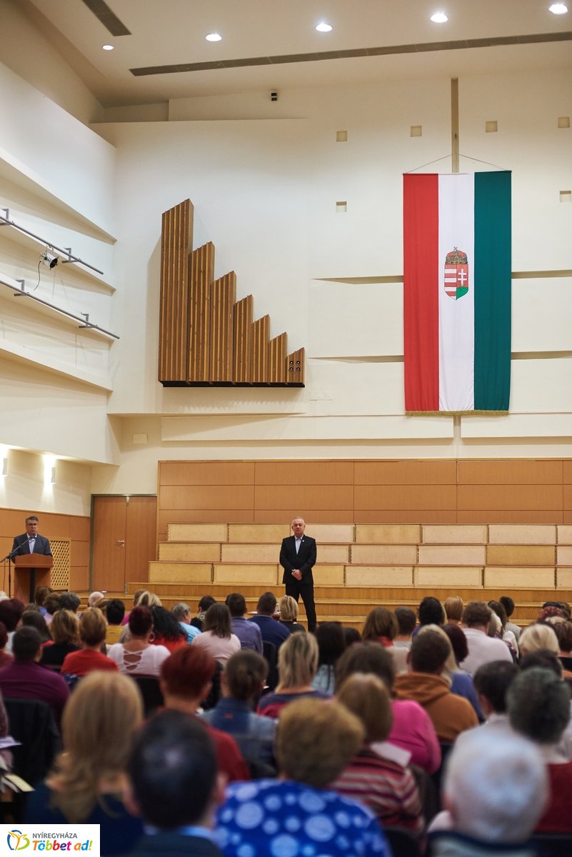 Szavazatszámláló bizottsági tagok eskütétele