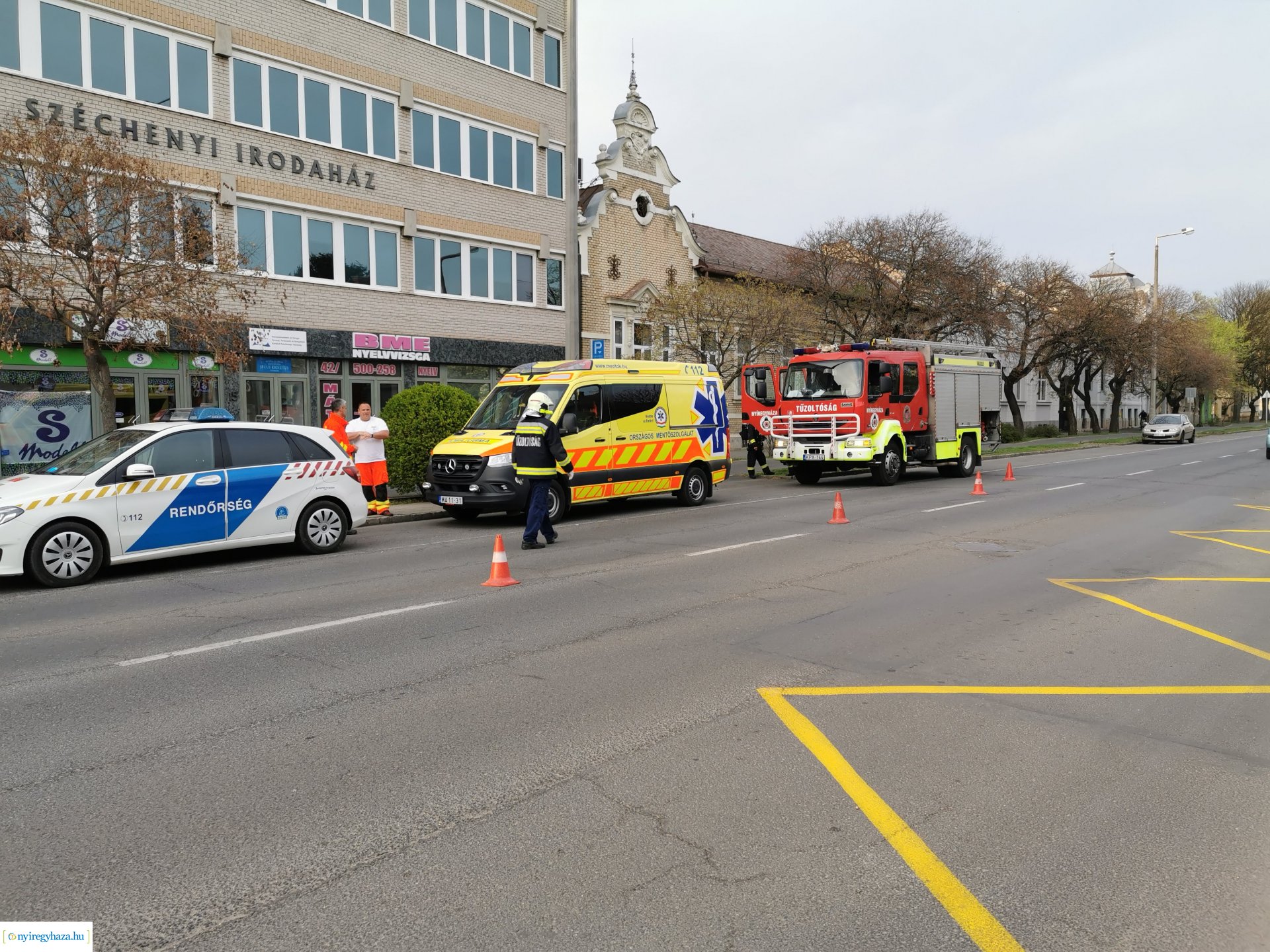 Széchenyi utcán a mentők