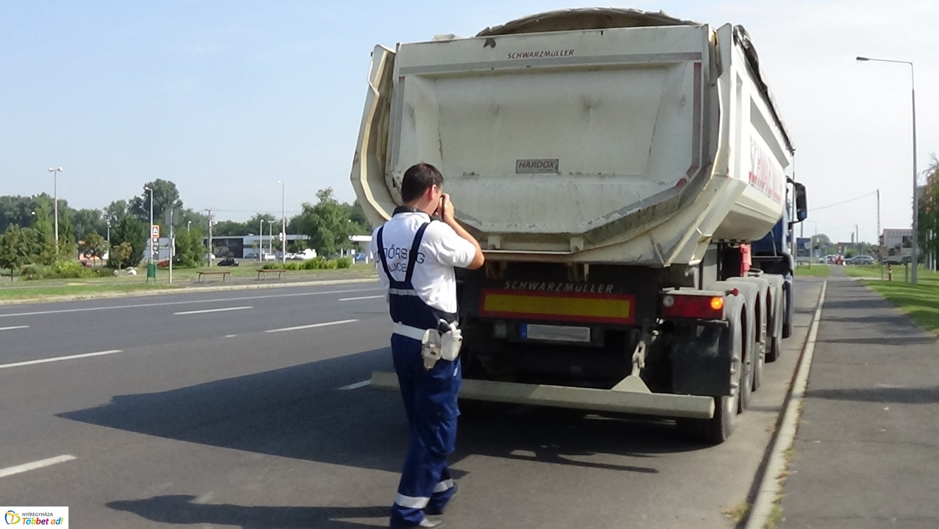 Szélvédőt tört a lehulló kavics