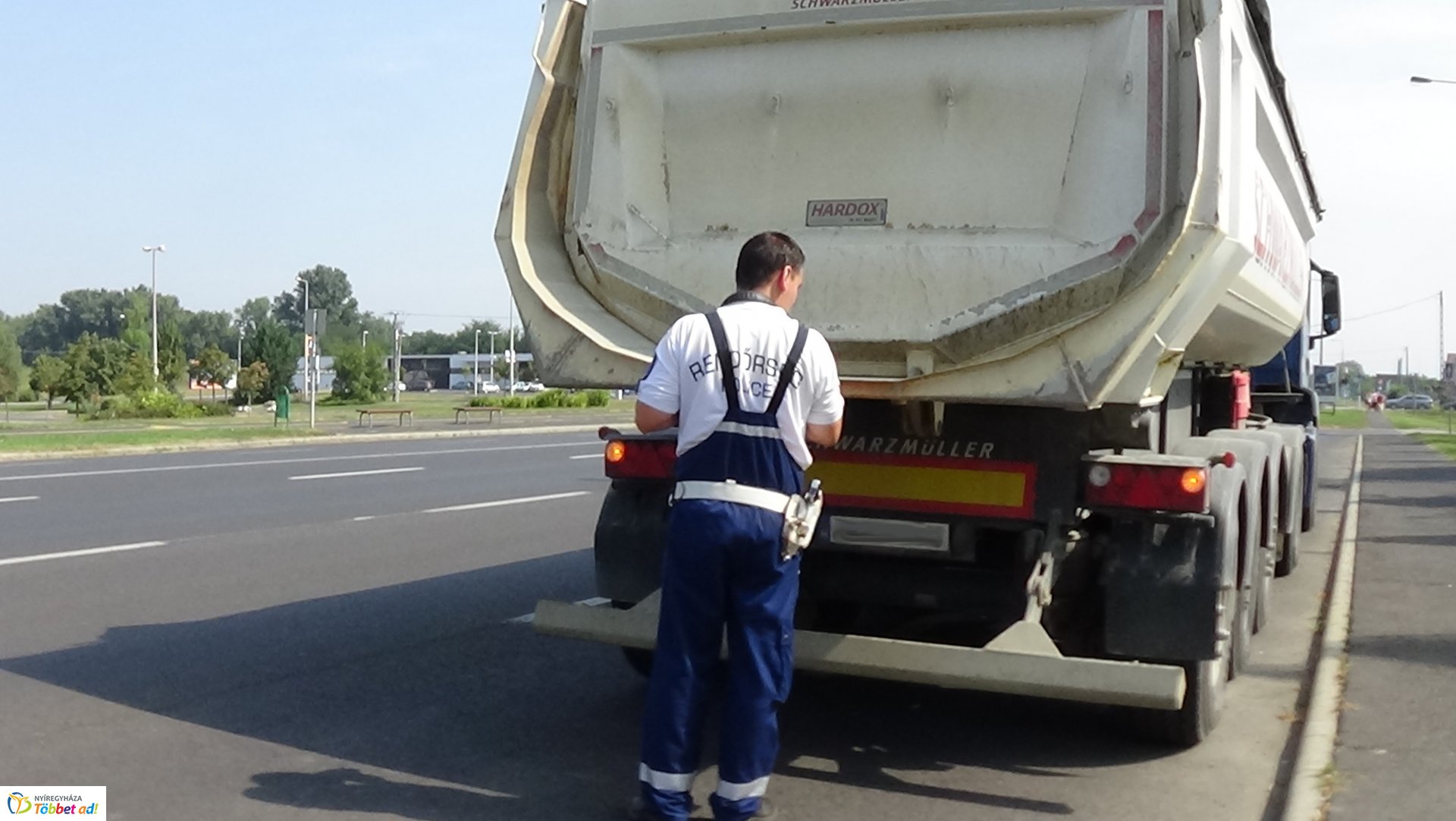 Szélvédőt tört a lehulló kavics