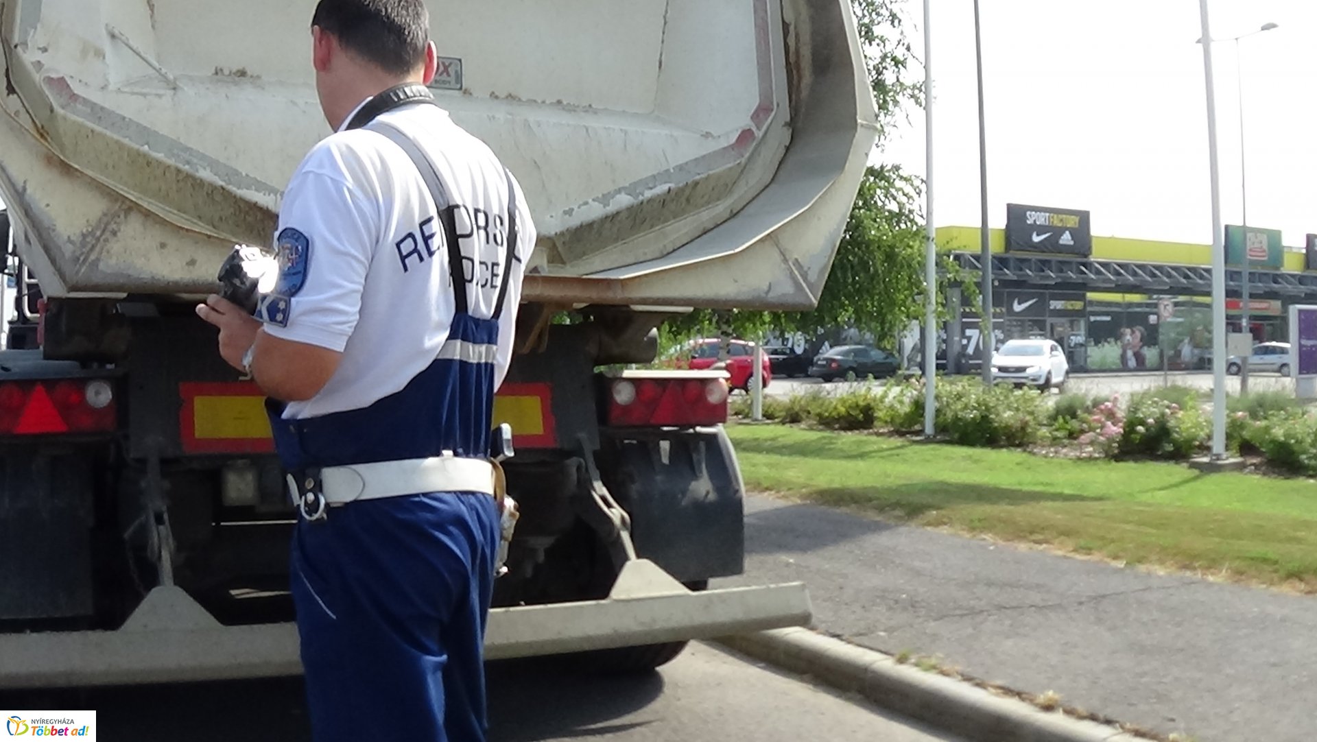 Szélvédőt tört a lehulló kavics