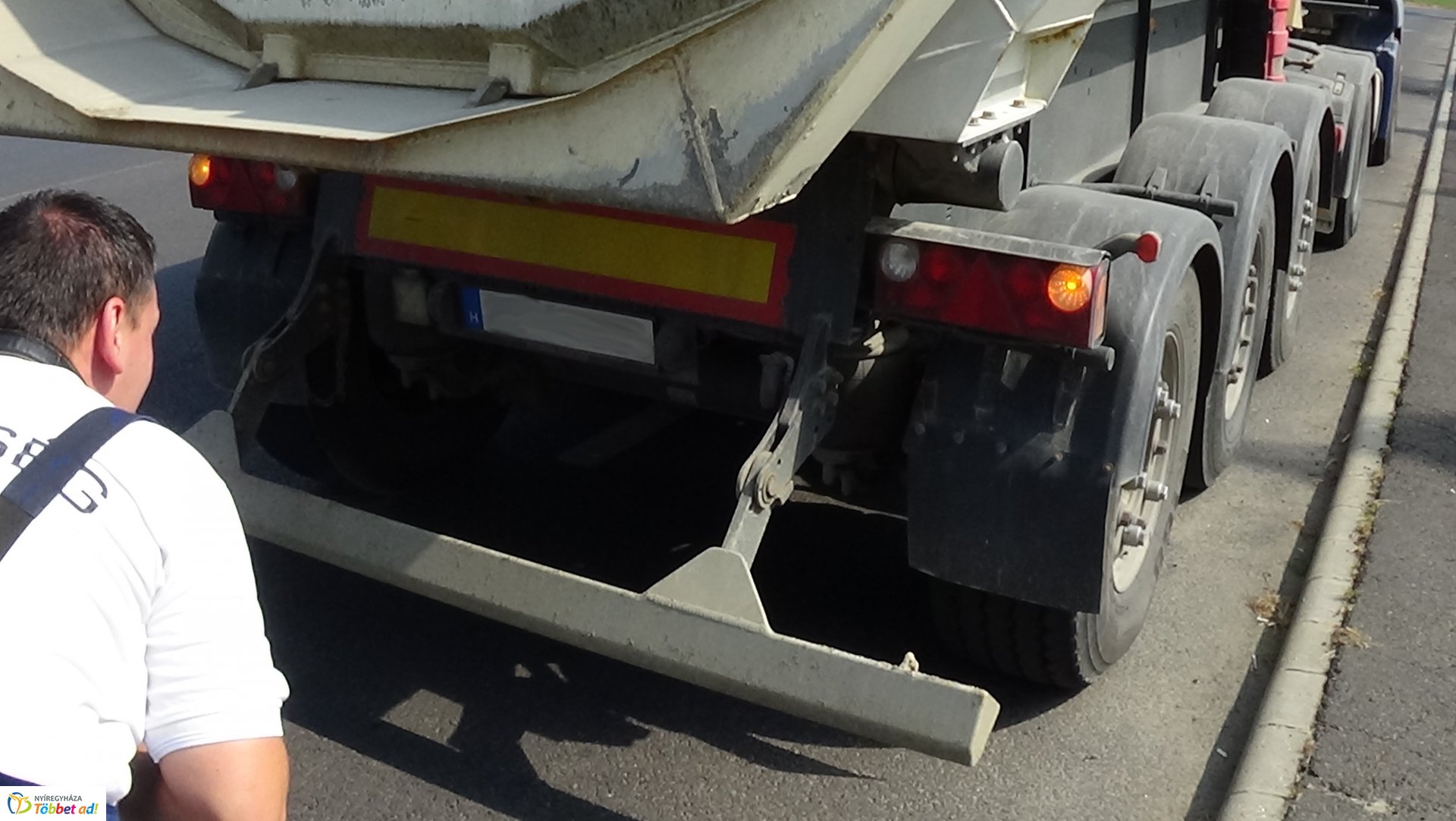 Szélvédőt tört a lehulló kavics