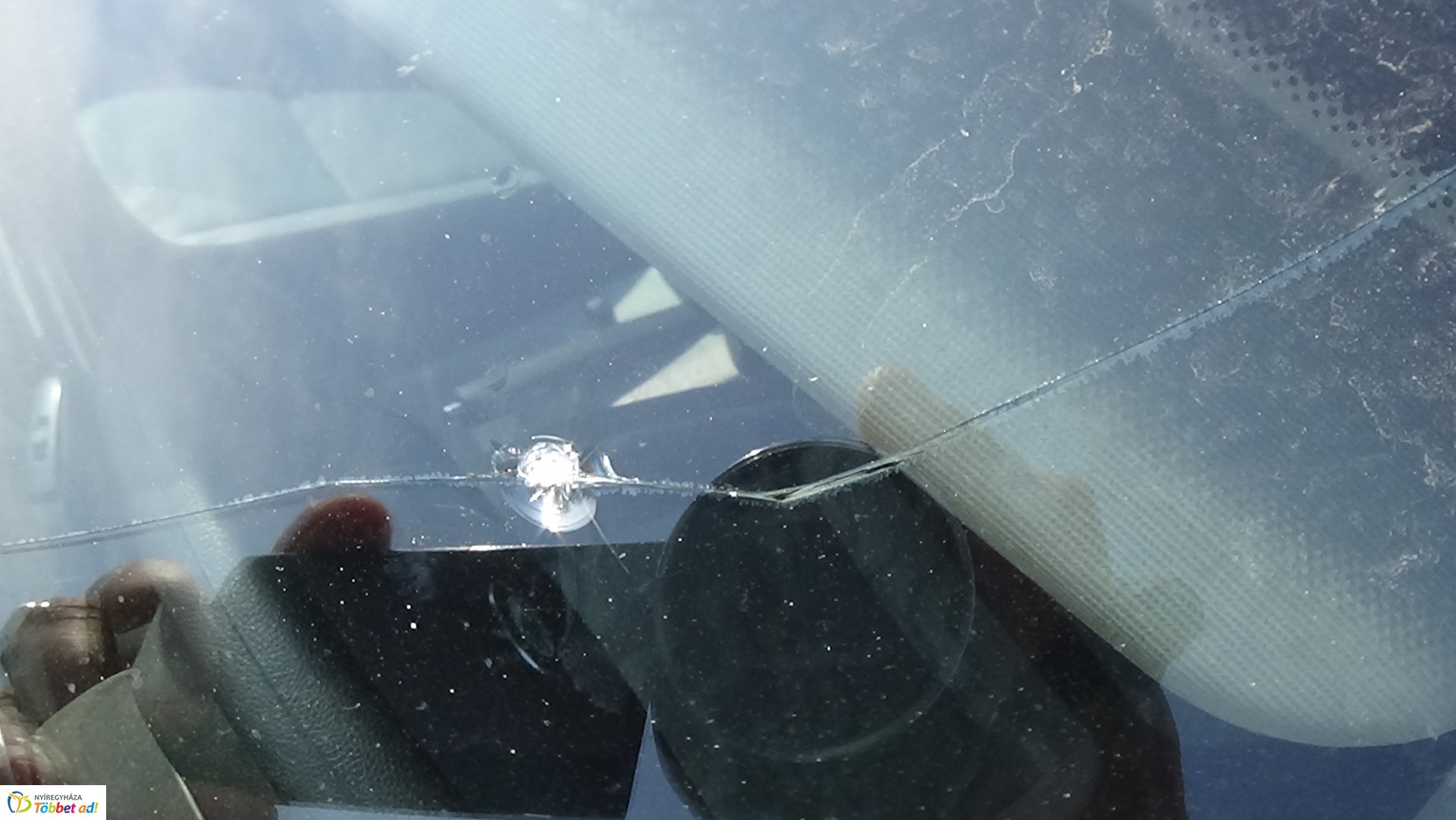 Szélvédőt tört a lehulló kavics