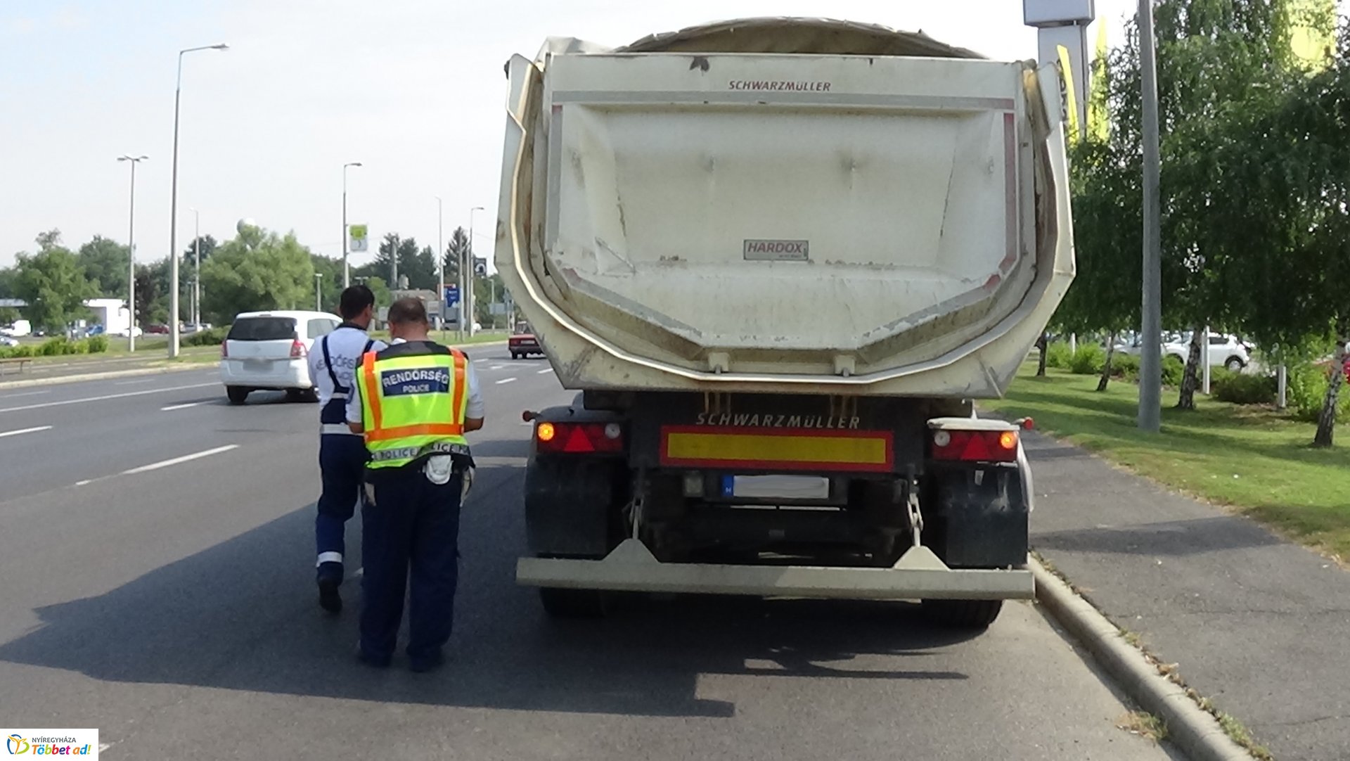 Szélvédőt tört a lehulló kavics