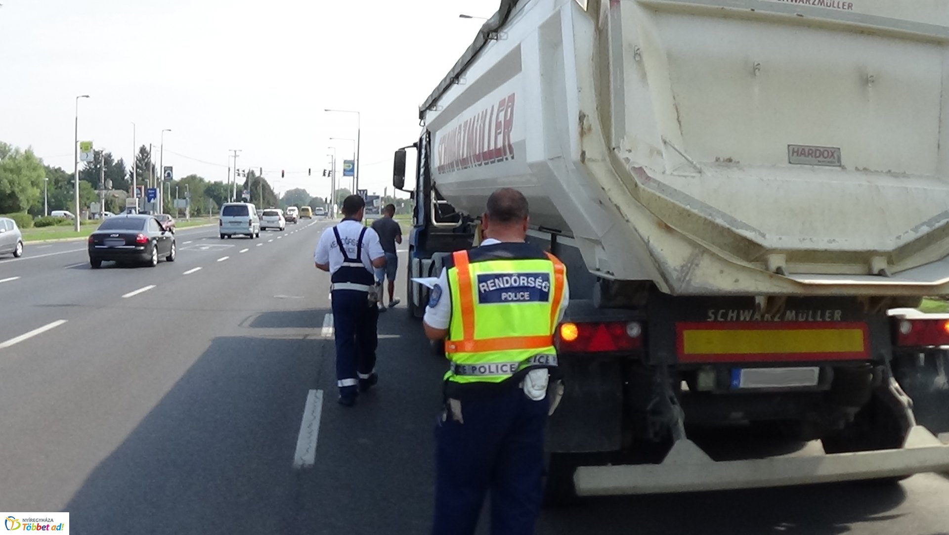 Szélvédőt tört a lehulló kavics