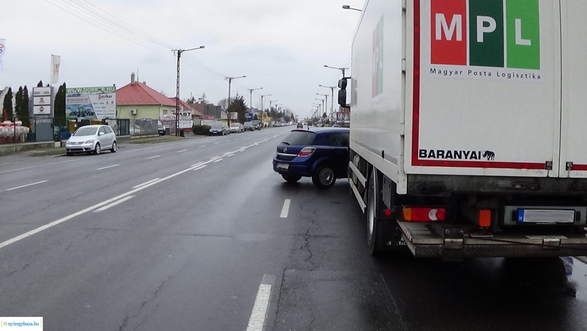 Személyautó és teherautó karambolozott a Debreceni úton