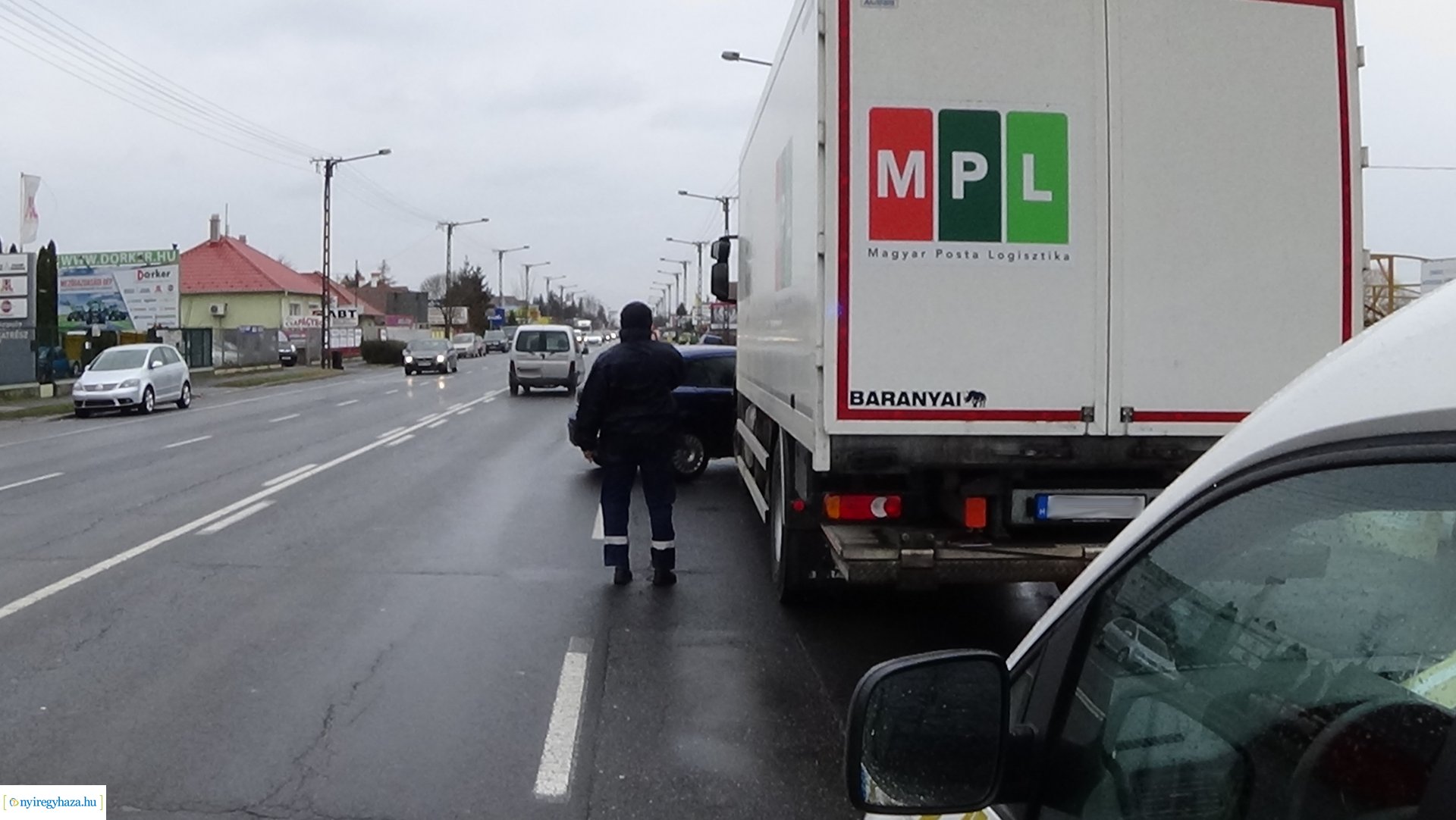 Személyautó és teherautó karambolozott a Debreceni úton