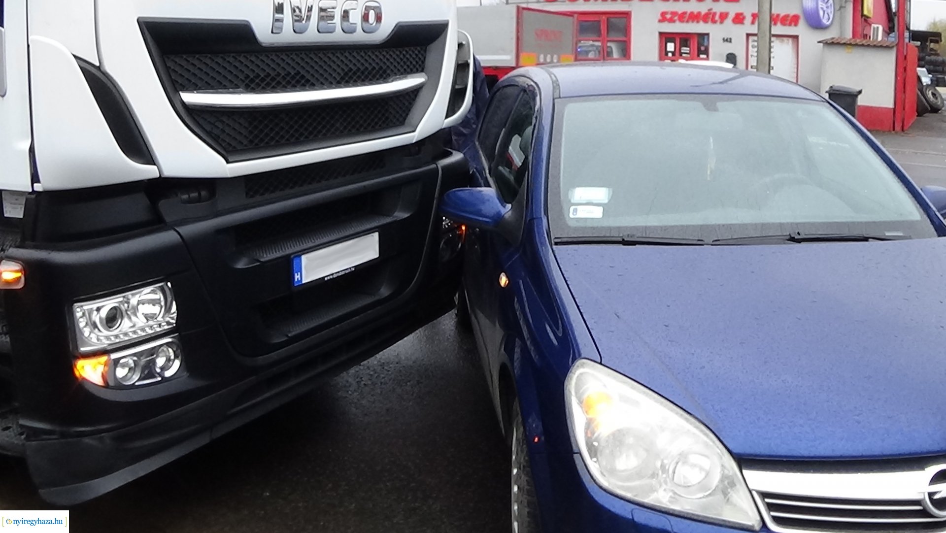 Személyautó és teherautó karambolozott a Debreceni úton