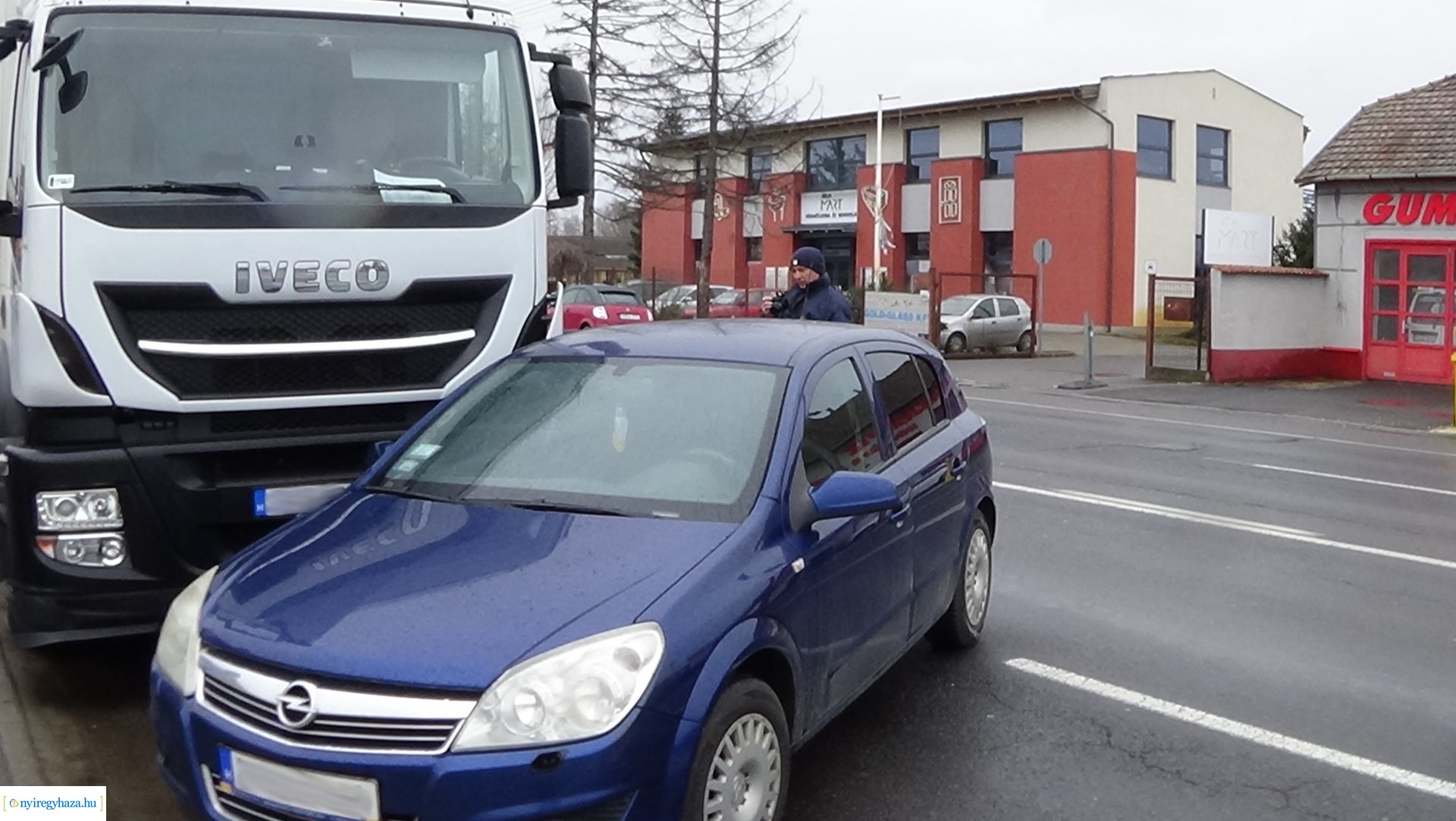 Személyautó és teherautó karambolozott a Debreceni úton