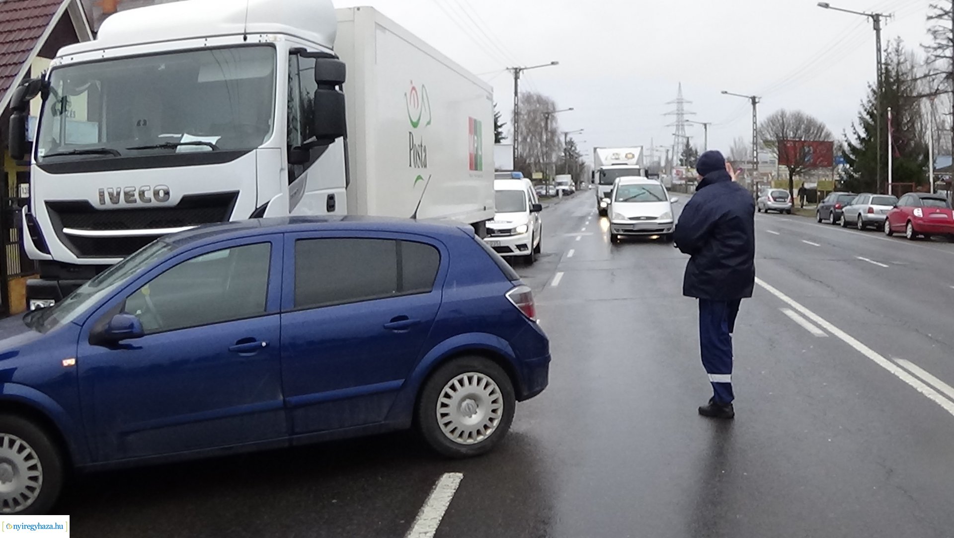 Személyautó és teherautó karambolozott a Debreceni úton