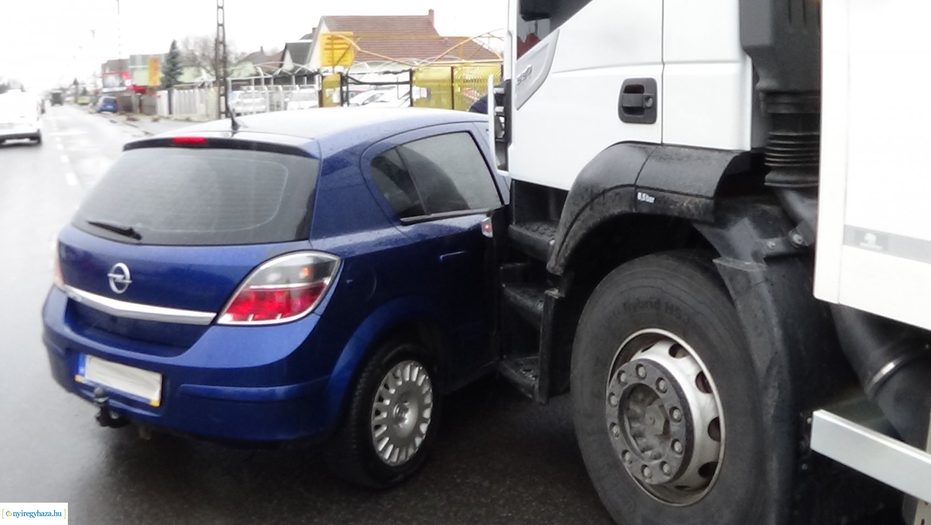 Személyautó és teherautó karambolozott a Debreceni úton