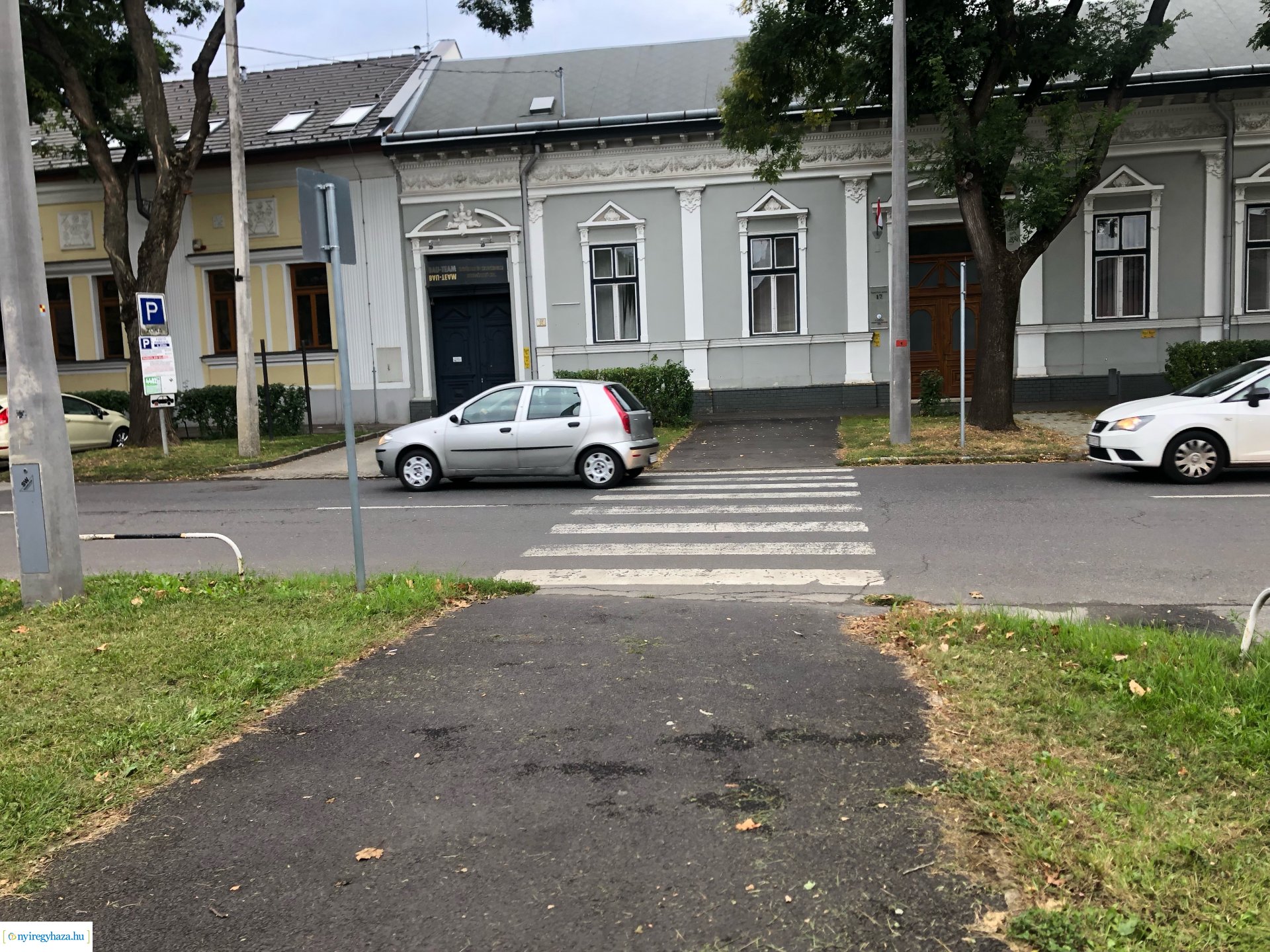 Szent István és Szarvas utcák útburkolat felújítása