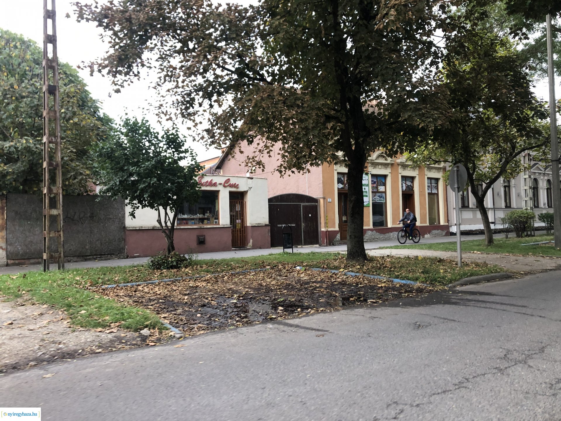 Szent István és Szarvas utcák útburkolat felújítása