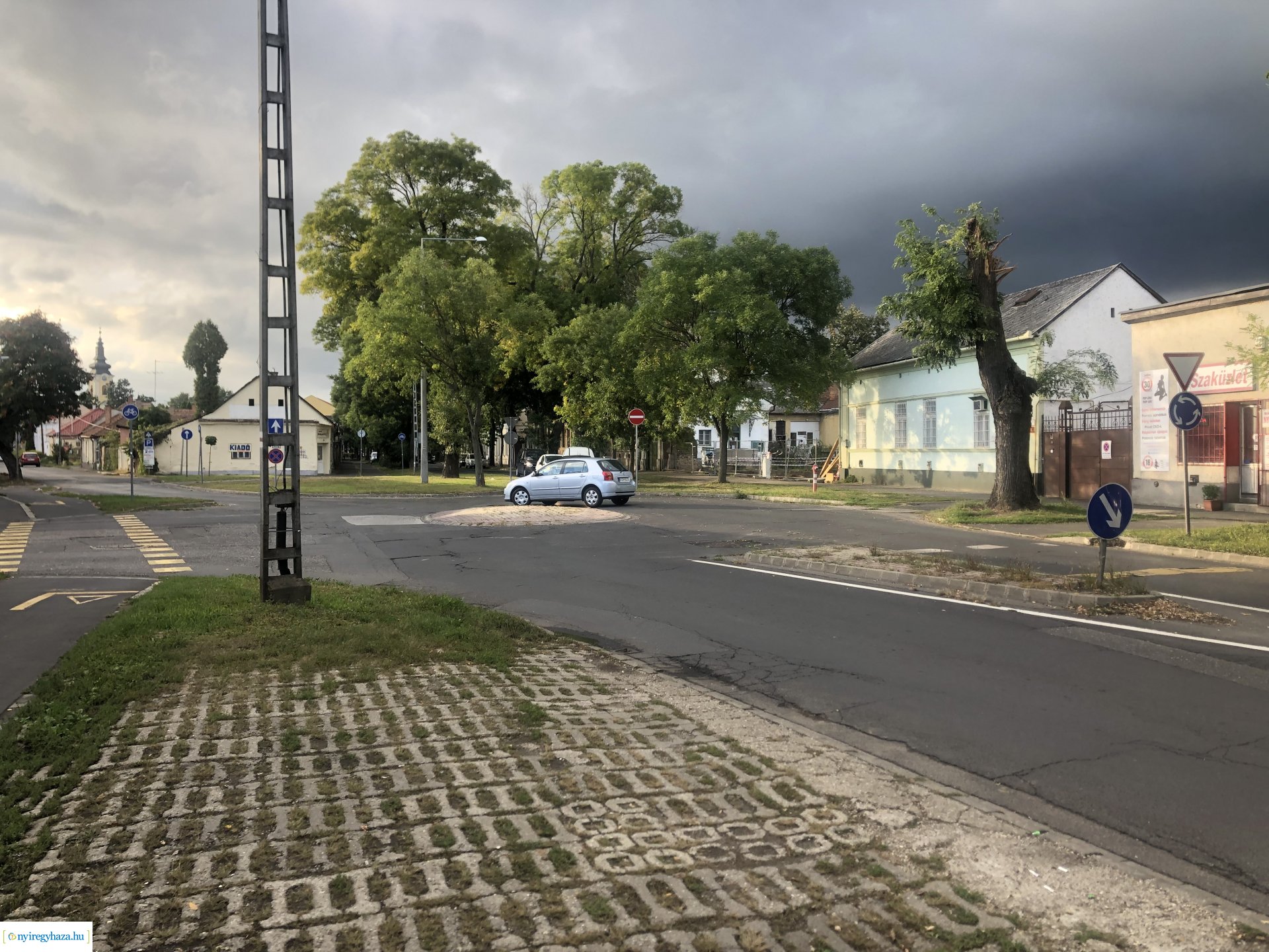 Szent István és Szarvas utcák útburkolat felújítása