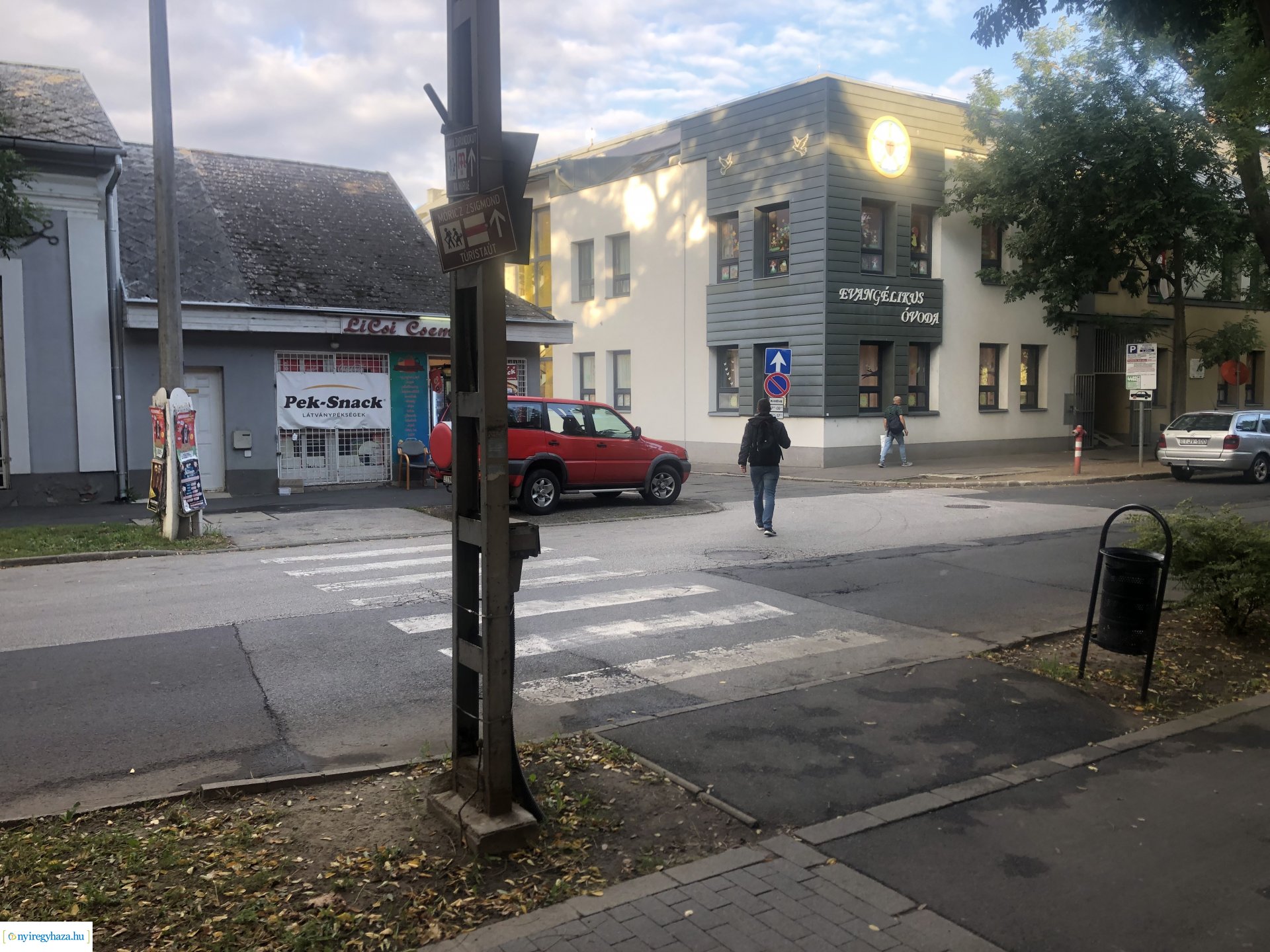 Szent István és Szarvas utcák útburkolat felújítása