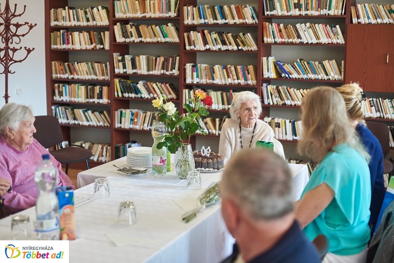 Szépkorú köszöntése Andrási Péterné