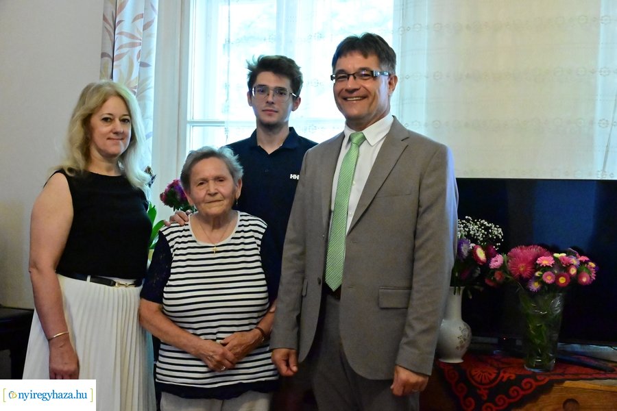 Szépkorú köszöntése - Barna Jánosné