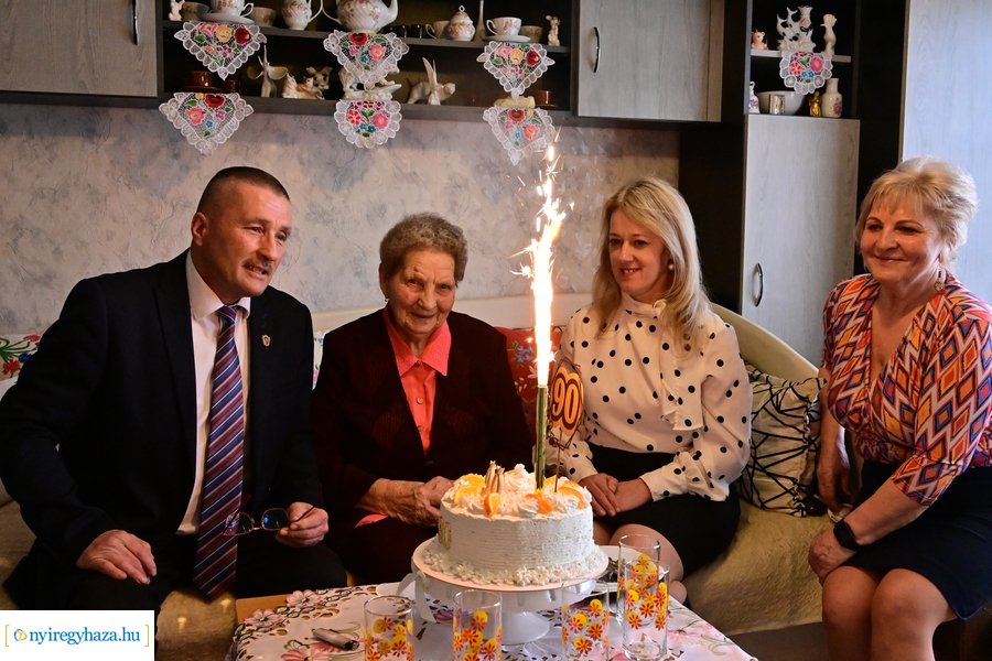 Szépkorú köszöntése - Boroska Antalné