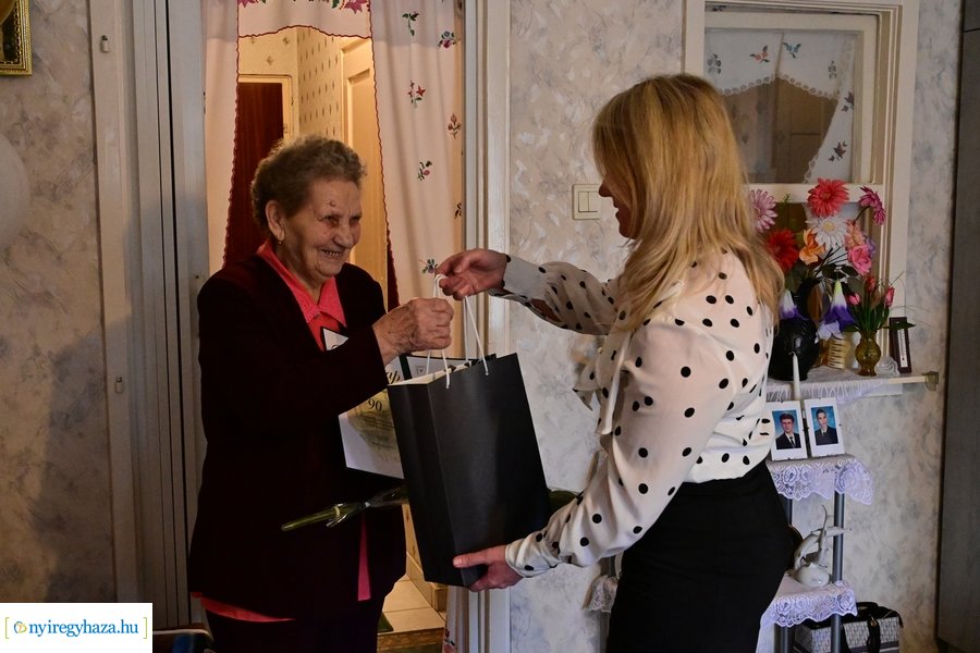 Szépkorú köszöntése - Boroska Antalné