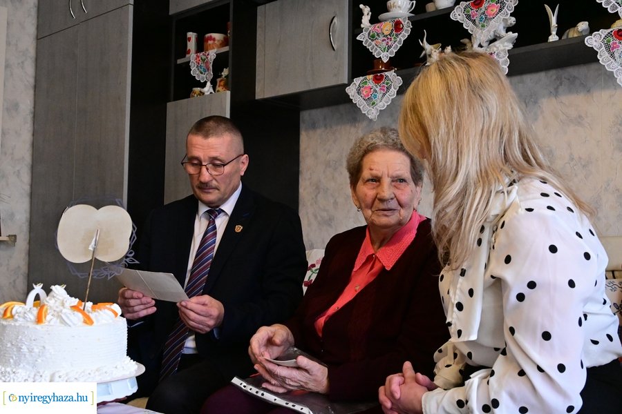 Szépkorú köszöntése - Boroska Antalné