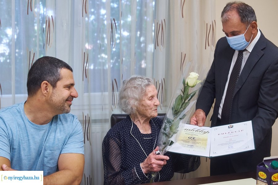 Szépkorú köszöntése Dankó Lászlóné