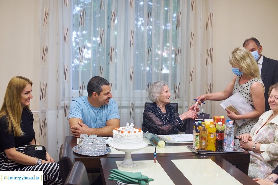Szépkorú köszöntése Dankó Lászlóné
