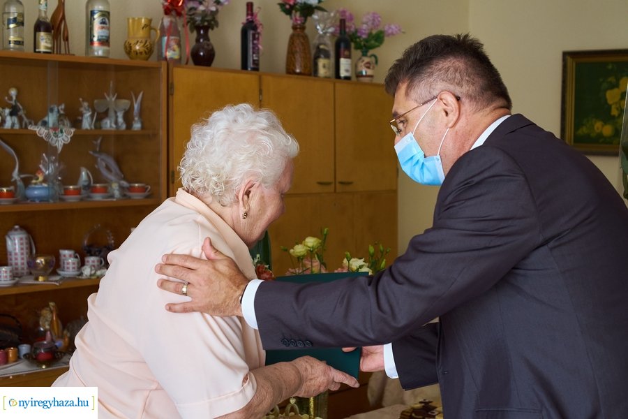 Szépkorú köszöntése Gáva Józsefné