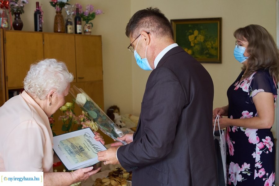 Szépkorú köszöntése Gáva Józsefné