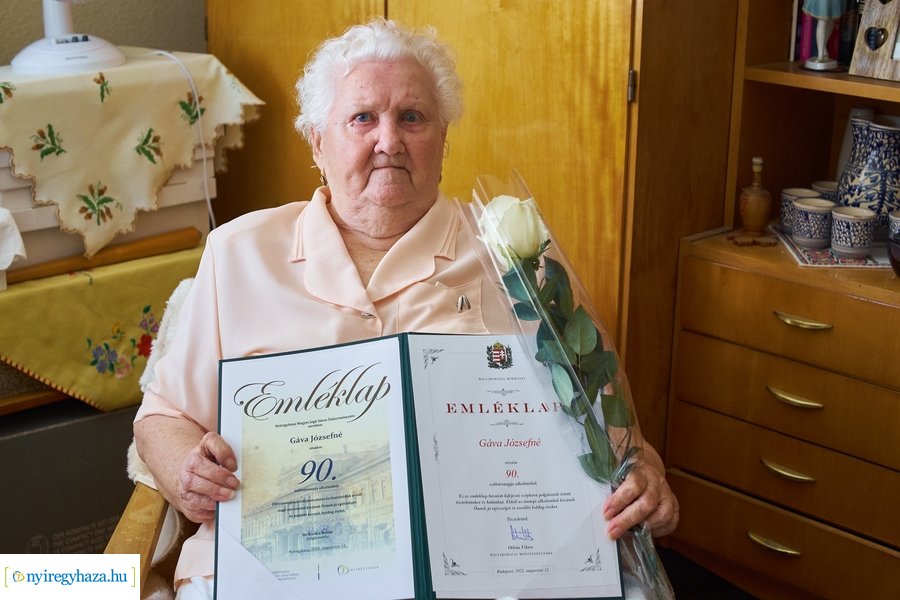 Szépkorú köszöntése Gáva Józsefné