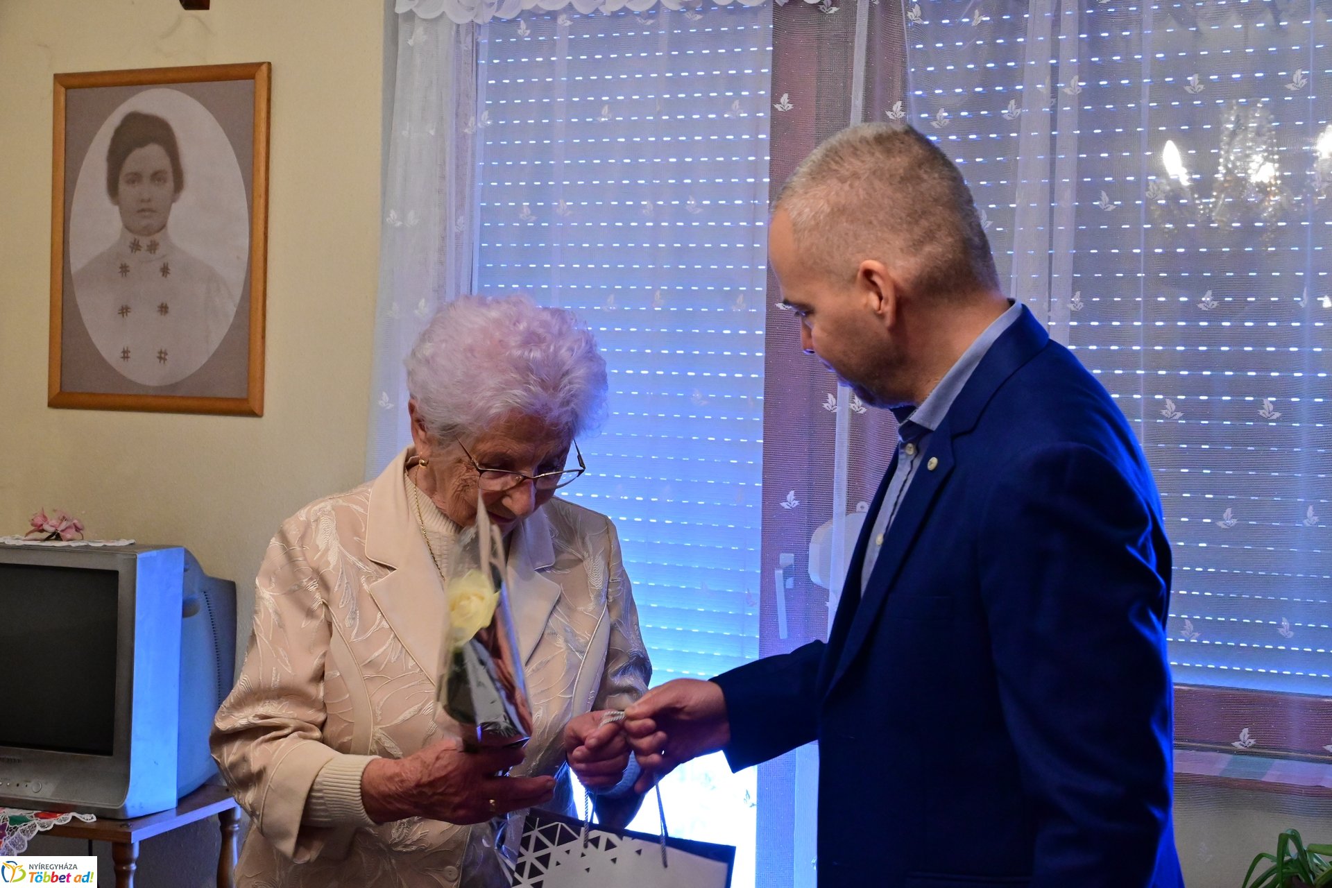 Szépkorú köszöntése Mikulás Andrásné