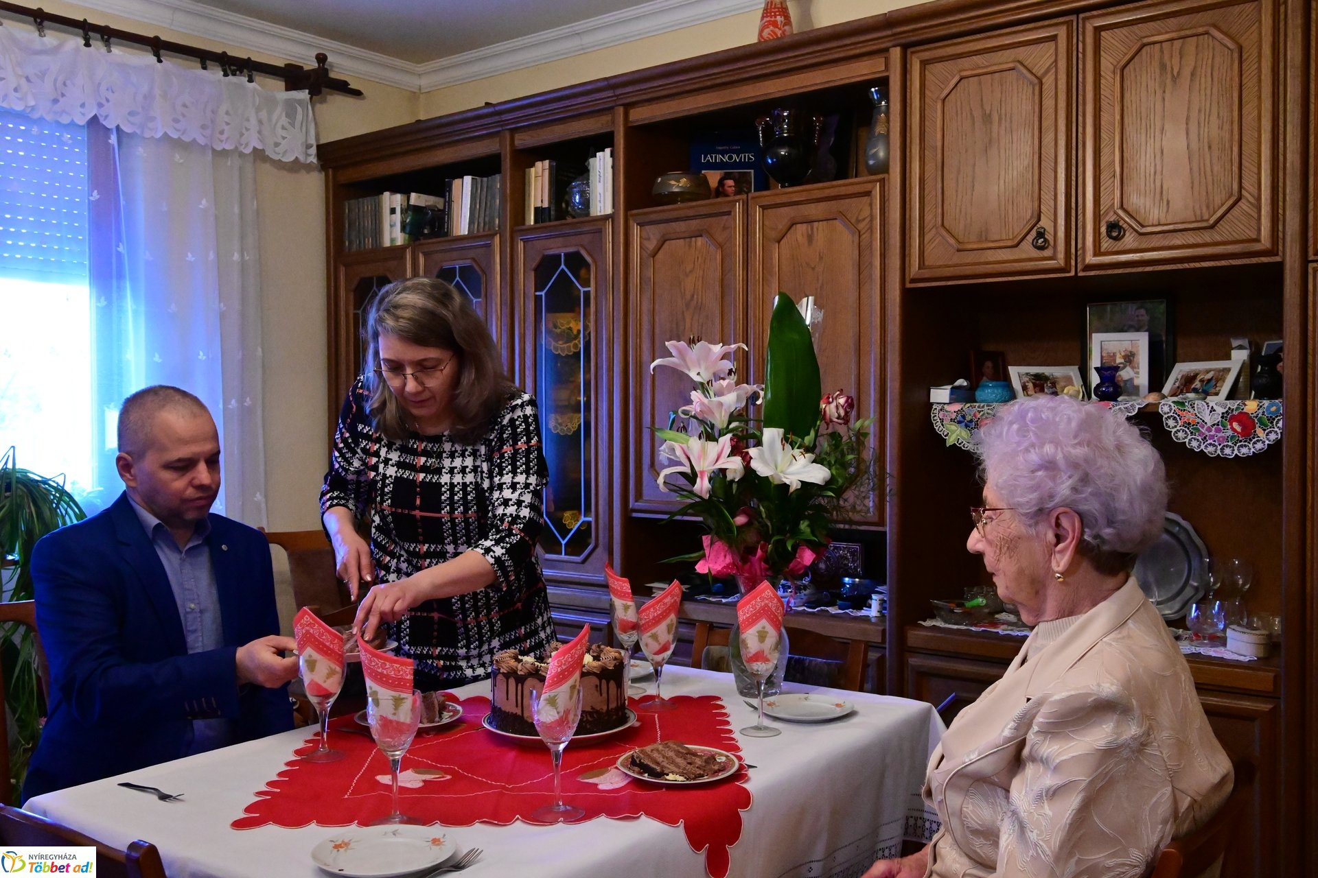 Szépkorú köszöntése Mikulás Andrásné