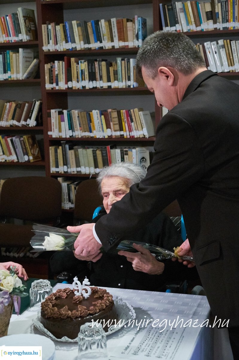 Szépkorú köszöntése Molnár Jánosné