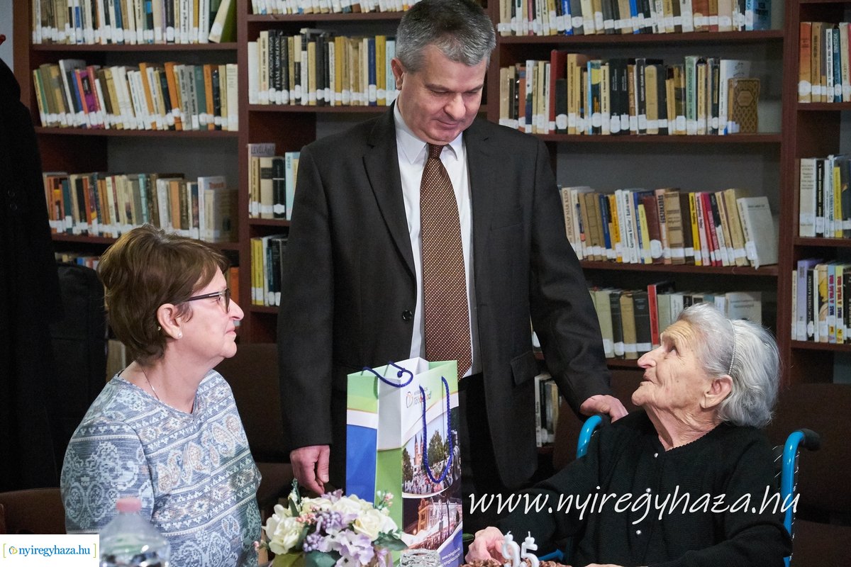 Szépkorú köszöntése Molnár Jánosné