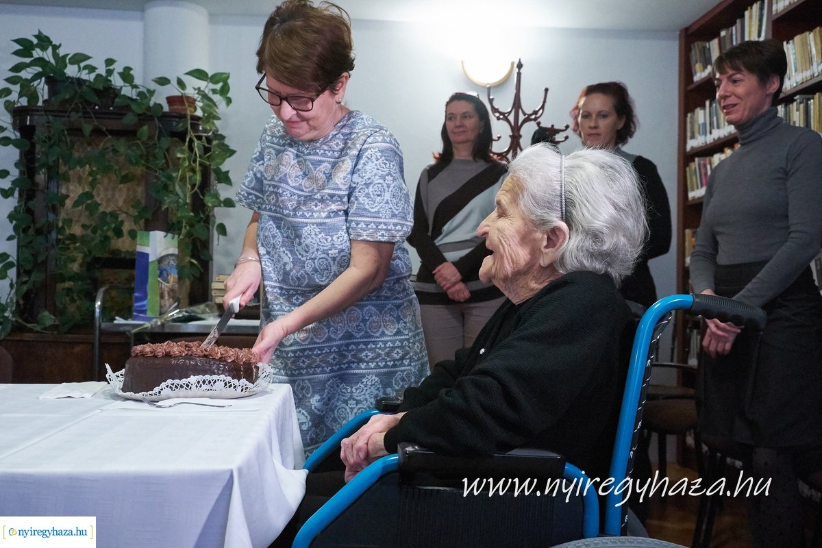 Szépkorú köszöntése Molnár Jánosné