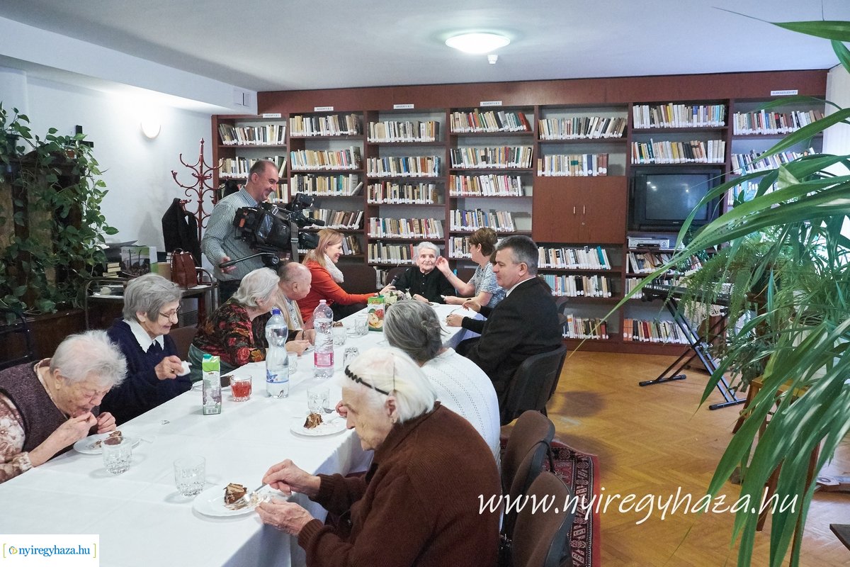 Szépkorú köszöntése Molnár Jánosné