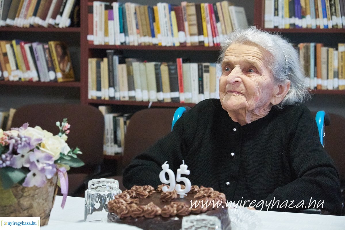 Szépkorú köszöntése Molnár Jánosné