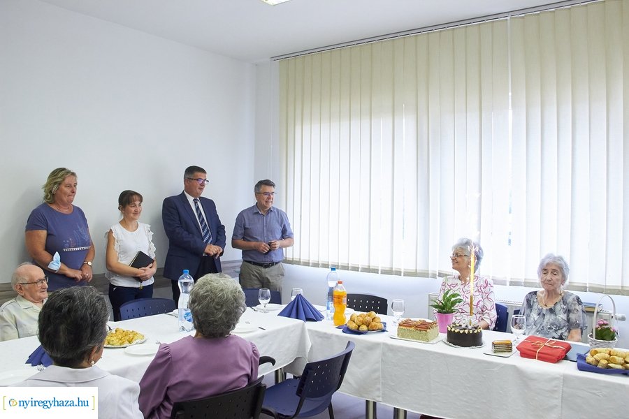 Szépkorú köszöntése Románkovics Ottóné