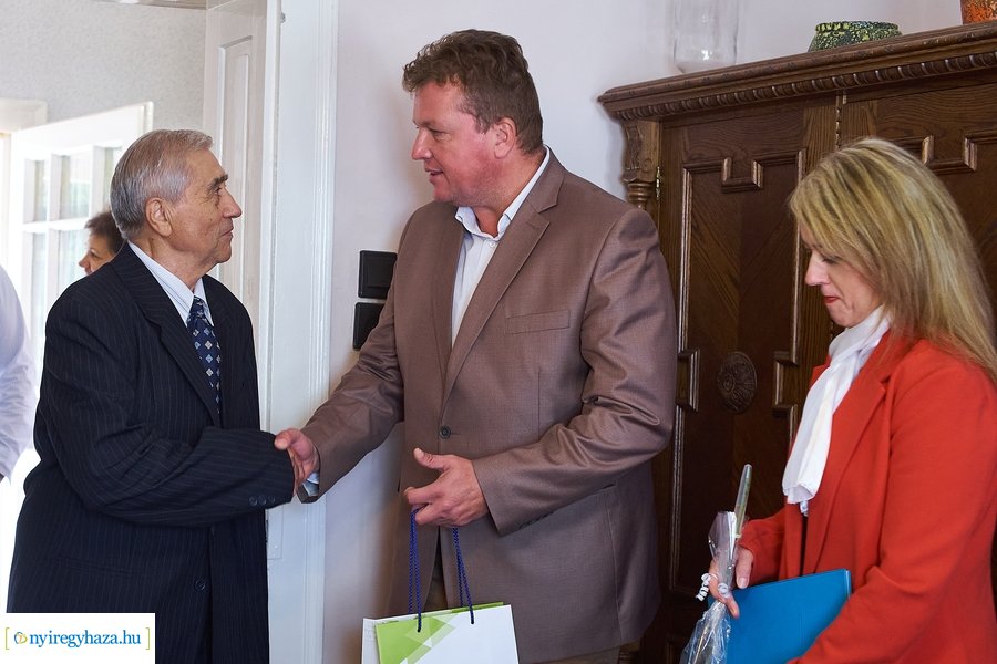 Szépkorú köszöntése - Szabó László