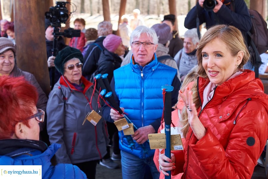 Szépkorúak első sétája az Erdei Tornapályán