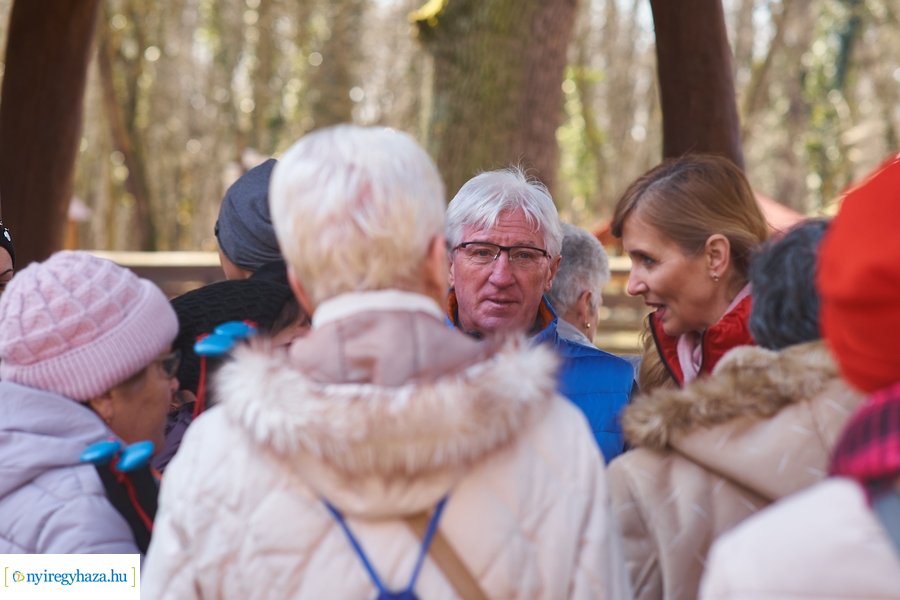 Szépkorúak első sétája az Erdei Tornapályán