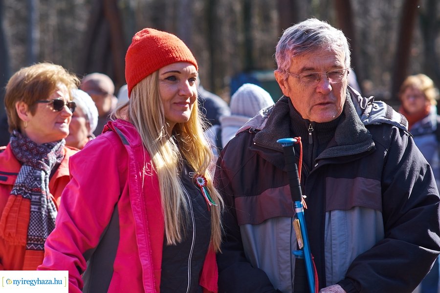 Szépkorúak első sétája az Erdei Tornapályán