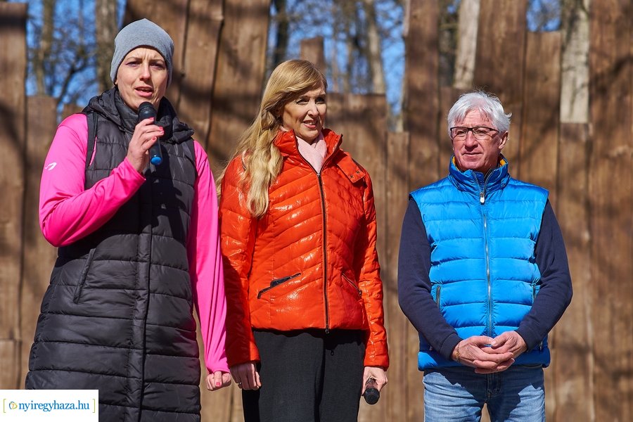 Szépkorúak első sétája az Erdei Tornapályán