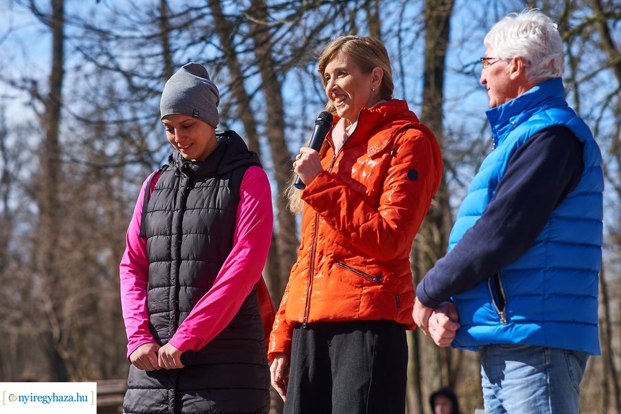 Szépkorúak első sétája az Erdei Tornapályán