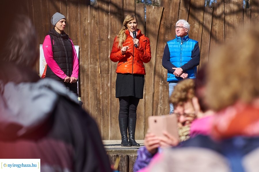 Szépkorúak első sétája az Erdei Tornapályán
